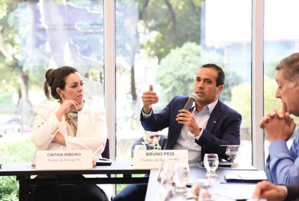 Bruno Reis participa de reunião de prefeitos no Rio de Janeiro sobre crise nacional do transporte