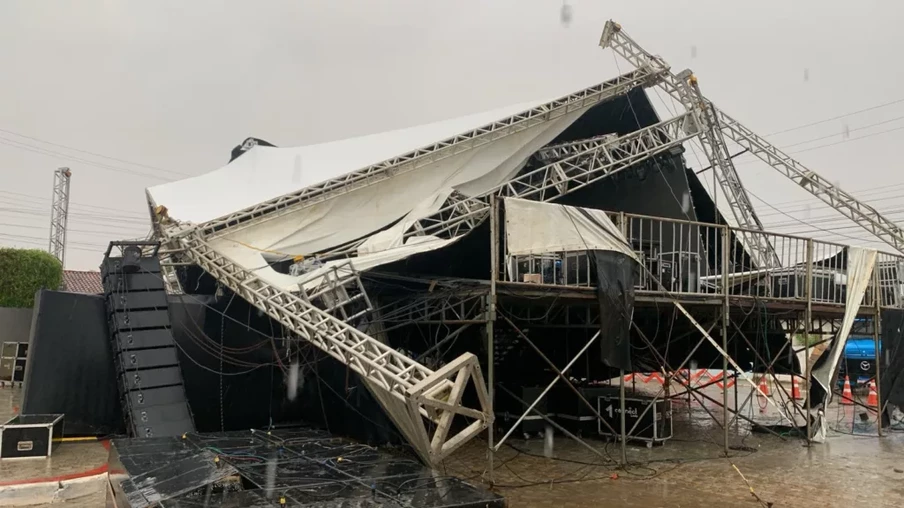 Palco de show desabando devido a força do vento em Sátiro Dias