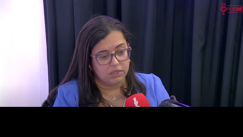 Imagem da vice-prefeita de Salvador Ana Paula Matos participando do PodZé.
