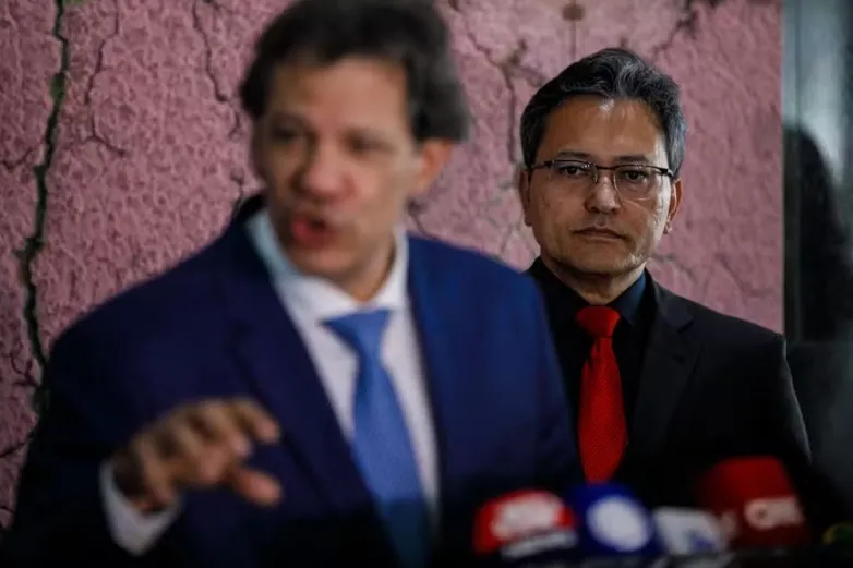 O secretário da Receita, Robinson Barreirinhas, observa o ministro da Fazenda, Fernando Haddad, na entrevista coletiva de hoje em que anunciaram suspensão da nova regra do Pix — Foto: Brenno Carvalho
