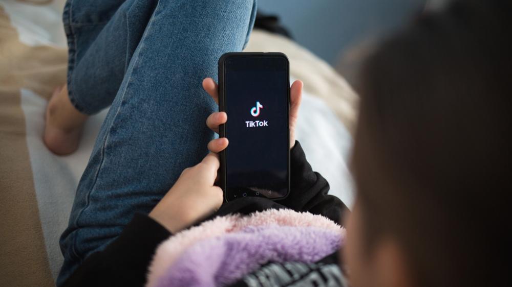 Jovem de 13 anos é hospitalizado após participar de desafio do TikTok