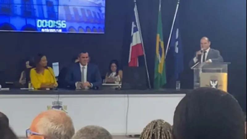 Randerson Leal elogia a presidente da sessão, mas gera controvérsia com comentário sobre beleza. | Bnews - Divulgação Carolina Papa / BNews