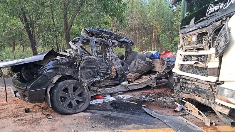 Segundo informações iniciais, carro de passeio rodou na pista e bateu na carreta carregada de eucalipto | Bnews - Divulgação Lênio Cidreira/Liberdade News