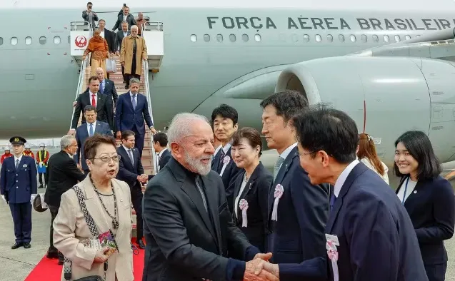 Presidente da República, Luiz Inácio Lula da Silva, durante chegada a Tóquio, no Aeroporto Haneda, no Japão. — Foto: Ricardo Stuckert / PR