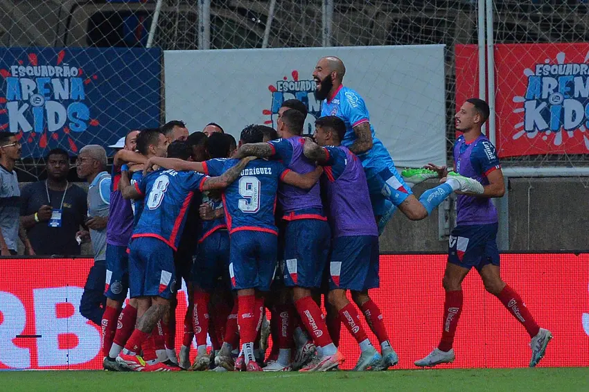 Erick comemora seu gol em Bahia x Ceará. (foto: Walmir Cirne/AGIF)