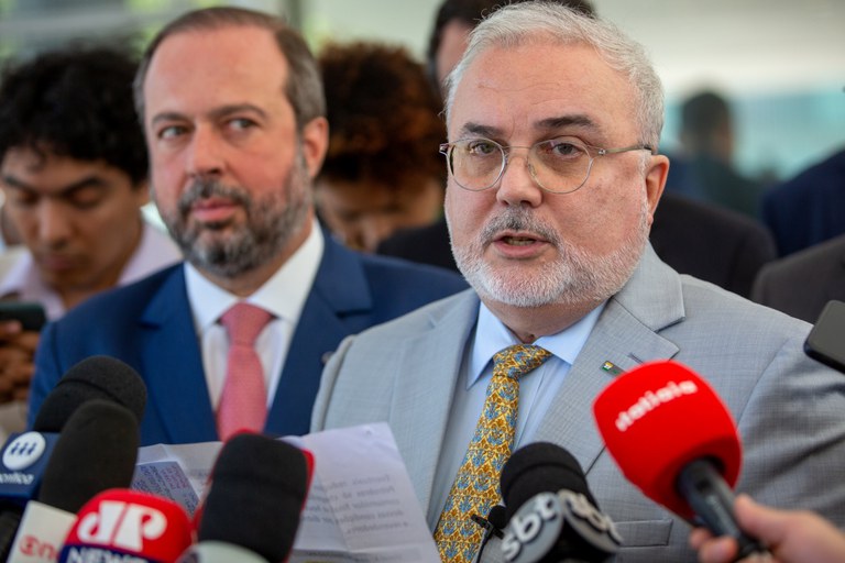 O presidente da Petrobras, Jean Paul Prates, ao lado do ministro Alexandre Silveira (Minas e Energia) durante a coletiva em que foi anunciada a redução de preços de combustíveis. Foto: Fabio Rodrigues Pozzebom/ Agência Brasil