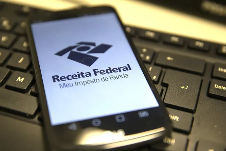 Compensação virá com uma taxa de até 10% para pessoas com alta renda (a partir de R$ 600 mil por ano) que atualmente não contribuem com o IR - Foto: Arquivo / Agência Brasil