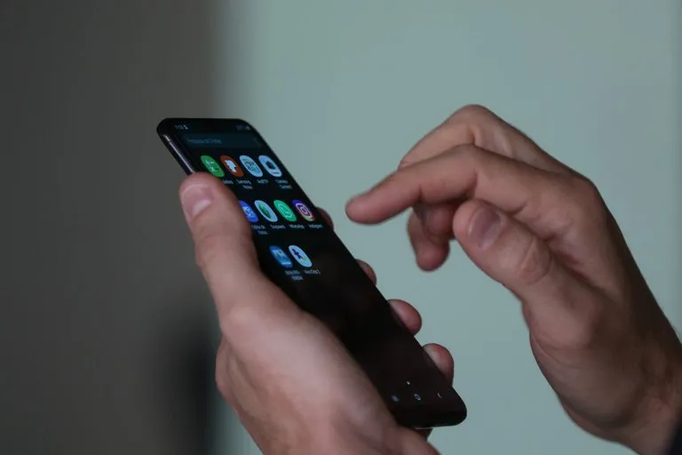 Sempre que um chip novo for inserido em um celular cadastrado como roubado, furtado ou perdido no sistema, o aparelho recebe mensagem de alerta via WhatsApp dos números verificados do MJSP: (61) 2025-3000 ou (61) 2025-3003 - Foto: Tânia Rêgo/Agência Brasi