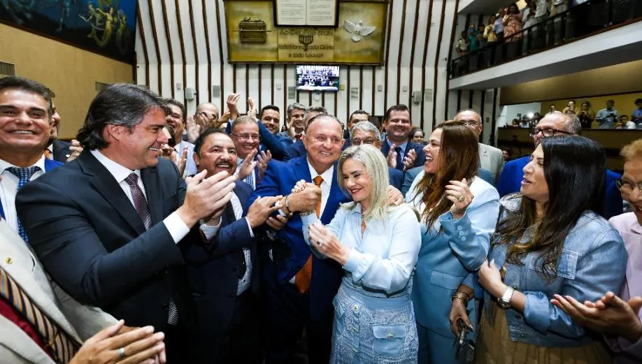 Imagens dos deputados estaduais celebrando a chegada da nova presidente da Alba ao lado do antigo presidente Adolfo Menezes. 