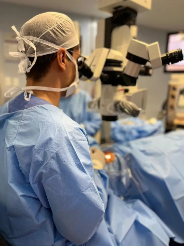 Legenda: Dr. Michel Bittencourt em atendimento oftalmológico. Crédito: Divulgação HOPE - Hospital de Olhos de Pernambuco.