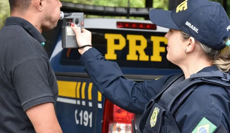 Policial durante fiscalização da Lei Seca PRF