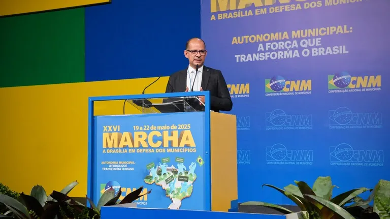 Secretário Valder Ribeiro durante painel na 26ª Marcha Brasília em Defesa dos Municípios (Foto: Yasmin Fonseca/MIDR)