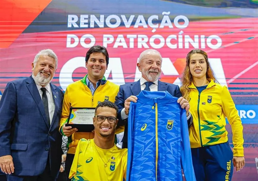  Presidente da CAIXA, Carlos Vieira, ao lado do ministro do Esporte, André Fufuca, e do presidente da República. Foto: Ricardo Stuckert/PR