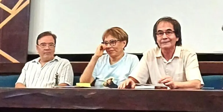 Juan Ignacio Azpeitia, Lícia Soares de Souza e Aleilton Fonseca na mesa do Colóquio Canudos: o massacre de Belo Monte