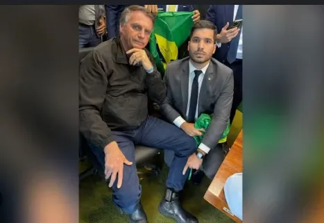 Imagem do EX Presidente Jair Messias Bolsonaro com Tornozeleira Eletetrônica ao lado do Deputado André Fernandes (PL)