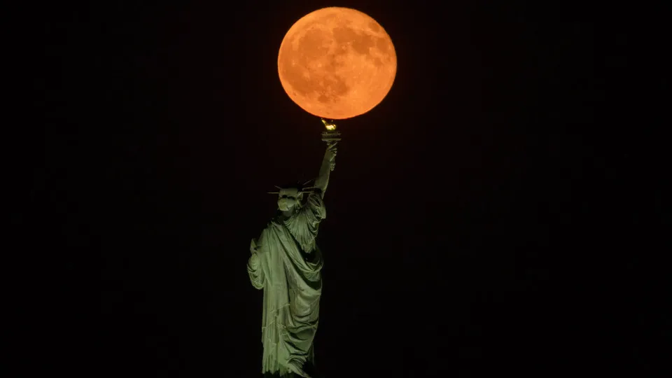 Lua do Esturjão, Atenas, agosto 2025 - Lua do Esturjão, Atenas, agosto 2025 Galeria 26 Fotos © Gary Hershorn/Getty Images