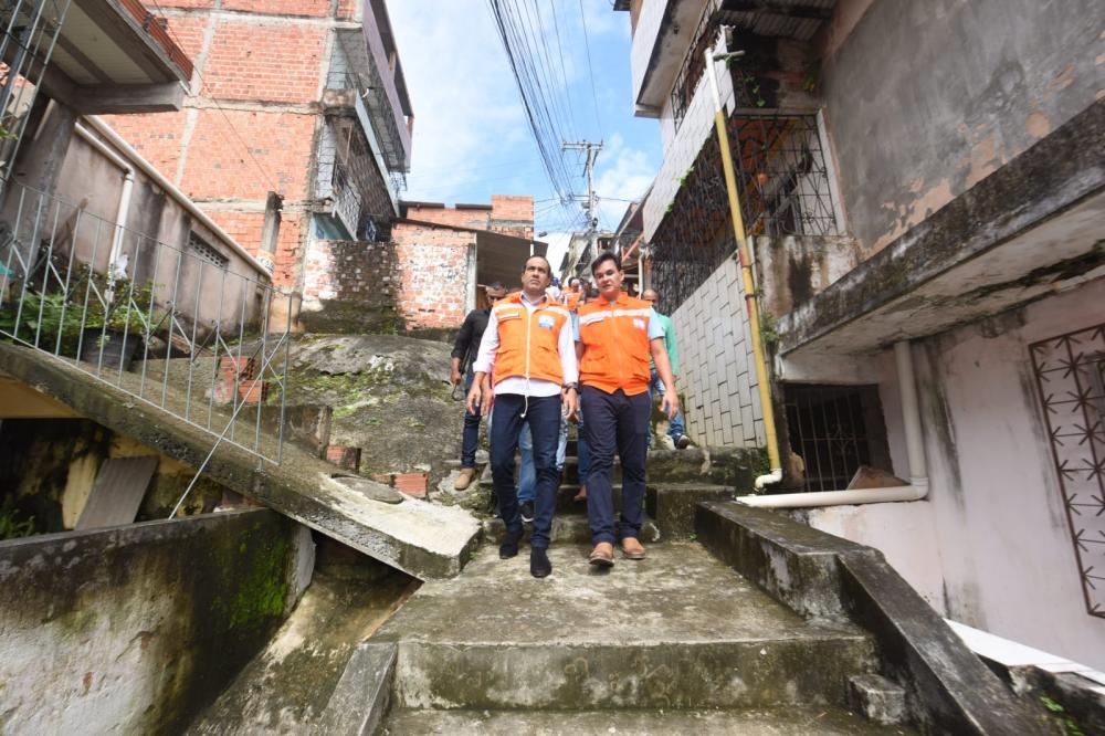 Bruno Reis vistoria áreas de risco com sistemas de alarme