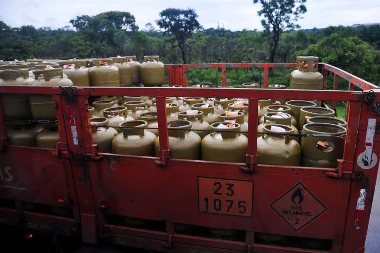 O governo estima que em março do próximo ano 100% do público esteja atendido e calcula que 65 milhões de botijões serão distribuídos por ano em todo país - Foto: Marcello Casal jr/Agência Brasil