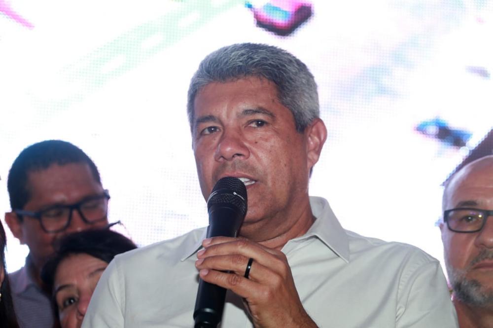 Em Poções, Jerônimo acompanha a Festa do Divino, celebração que conta com apoio do Governo do Estado