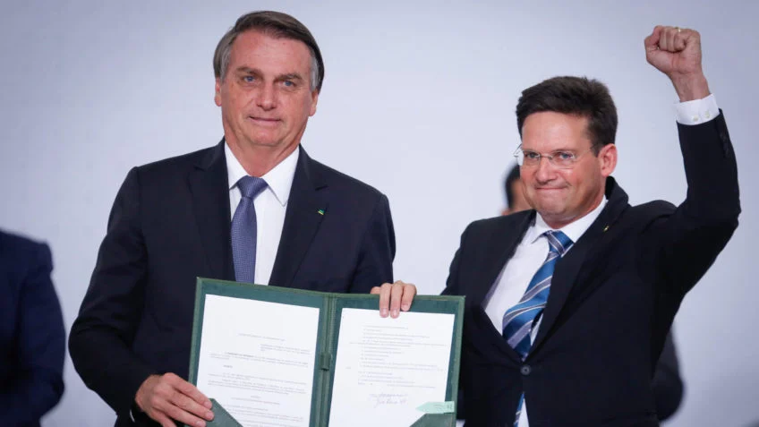 Nas imagens Ex-presidente Bolsonaro ao lado do Ex-Ministro João Roma
