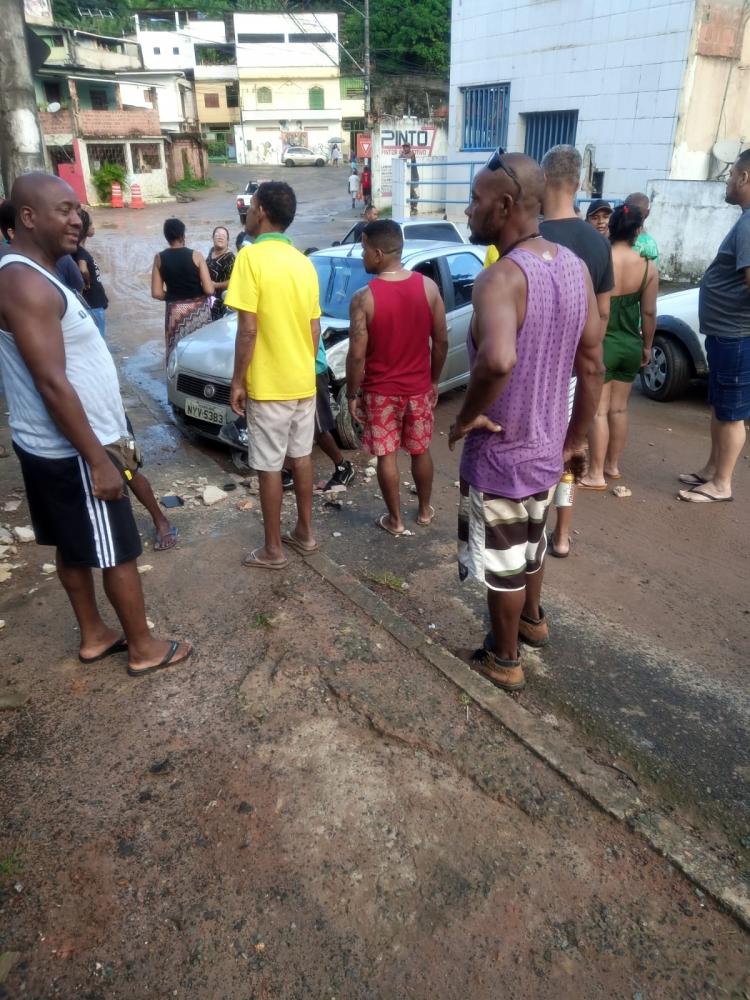 Alto da Trezinha, Motorista esquece de puxar a trava de mão e carro desce a ladeira desgovernado com passageira dentro