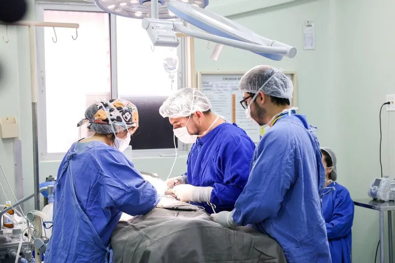 Cirurgia realizada durante o mutirão do Agora Tem Especialistas, no último sábado (13) - Foto: Walterson Rosa/MS