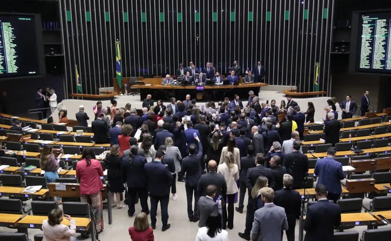 Deputados analisaram o pedido de urgência nesta quarta-feira 