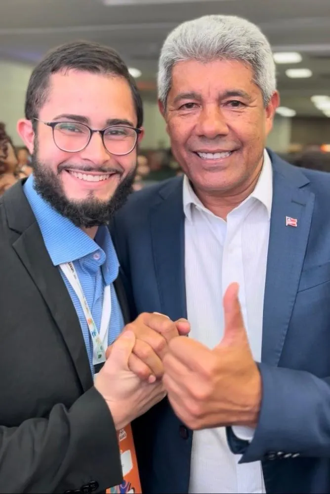 Carlos Brasileiro (PDT) ao lado do Governador do Estado da Bahia, Jerônimo Rodrigues. 