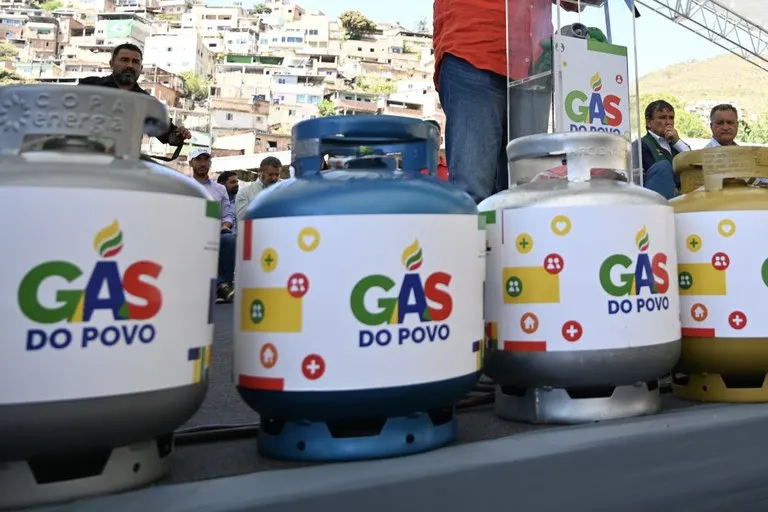Gás do Povo vai garantir a gratuidade na recarga do botijão de gás de 13 kg para mais de 15 milhões de famílias inscritas no CadÚnico, beneficiando cerca de 50 milhões de brasileiros. Foto: Ricardo Botelho/MME