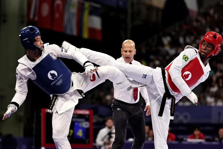 Com apoio do Bolsa Atleta, Henrique Marques conquistou o ouro e seu primeiro título mundial. É o segundo topo do pódio do país no torneio – algo inédito para o Brasil em Mundiais – e a primeira conquista do taekwondo masculino do país em toda a história d