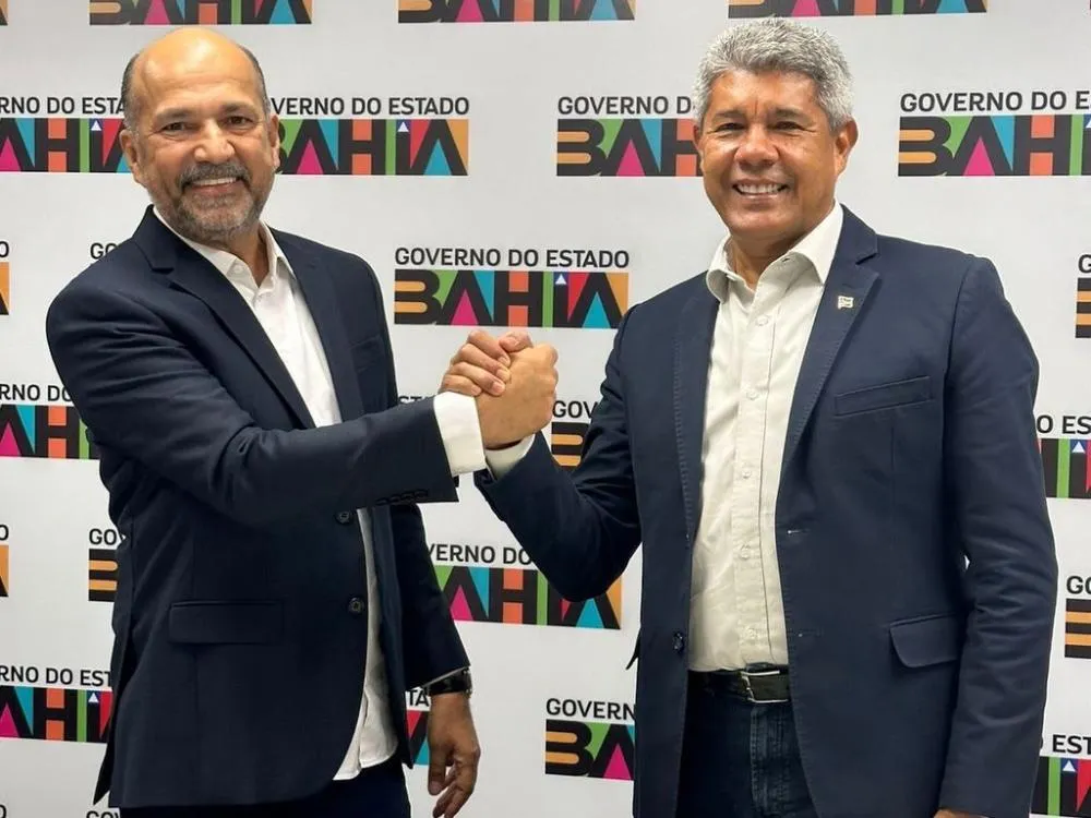 Imagens do atual prefeito da Eunápoli, Robério Oliveira, Aliado do Governador Jerônimo Rodrigues (PT).