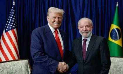Donald Trump e Lula na Malásia, em 26 de outubro de 2025. Foto: Ricardo Stuckert/PR... Leia mais em https://www.cartacapital.com.br/politica/pesquisa-monitora-a-opiniao-dos-brasileiros-sobre-o-encontro-entre-lula-e-trump-veja-os-resultados/. O conteúdo de