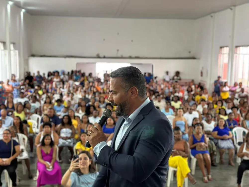 Imagens do Subprefeito Afonso Celso na cerimônia de entrega dos certificados de capacitação profissional do Instituto Aprenda, Faça e Ganhe em Paripe. Foto: Filmaker Larissa