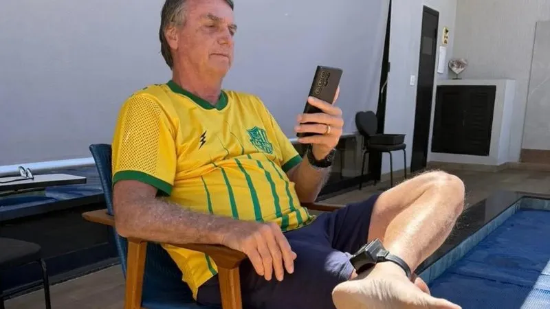 Alexandre de Moraes revelou que a violação da tornozeleira ocorreu durante a madrugada, levantando suspeitas sobre a intenção de fuga de Bolsonaro. 