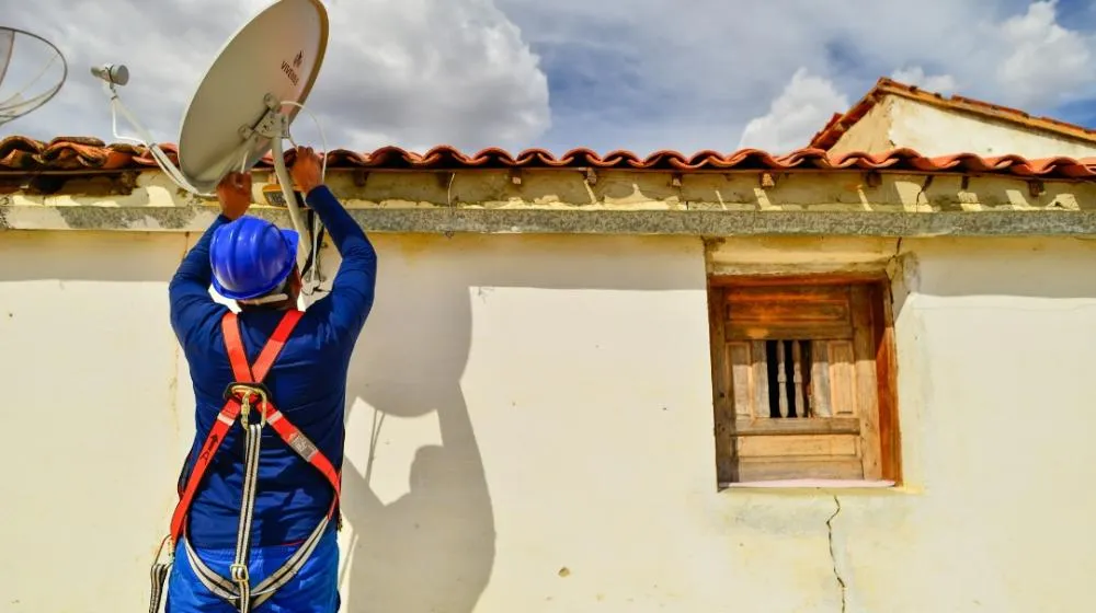 Brasil Antenado instala gratuitamente antenas parabólicas digitais para famílias de baixa renda inscritas no CadÚnico em regiões com baixa ou nenhuma cobertura de sinal de TV / Foto: Divulgação/EAF