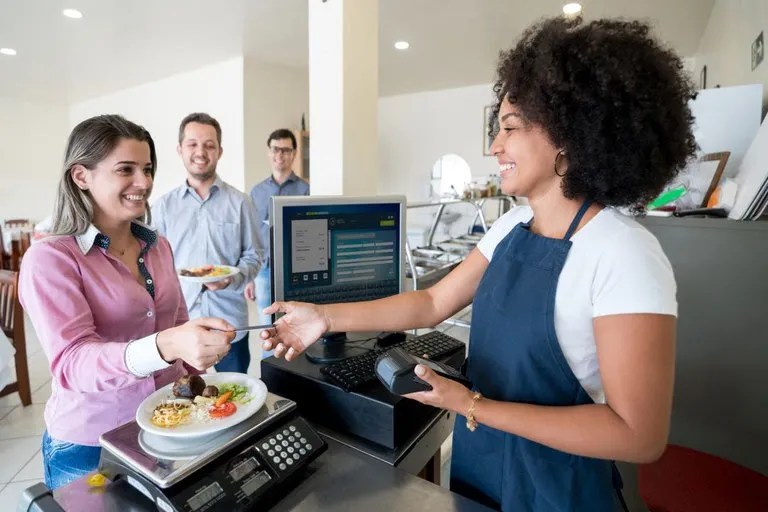 De acordo com a nota, nos grandes setores com forte geração de empregos, como indústria e comércio, o efeito estimado é inferior a 1% do custo operacional total, o que indica maior capacidade de absorção de eventuais mudanças na jornada. Foto: GettyImages