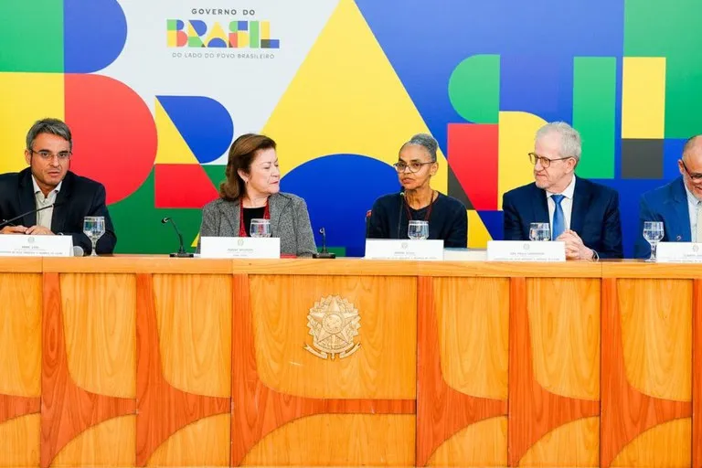 Após o término da reunião de colegiado que reúne 19 ministérios, a ministra Marina Silva e integrantes do Governo do Brasil concederam entrevista coletiva à imprensa no Palácio do Planalto. Foto: Rogério Cassimiro/MMA