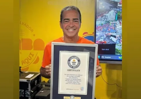 Foto do atual presidente das LIMPURB Carlos Augusto, Cacau da Bahia com a premiação do Guinness World Records