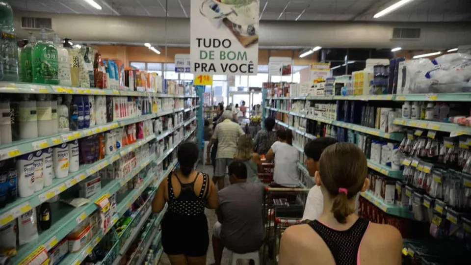 © Alimentos continuam a pressionar e inflação sobe 0,24% em agosto