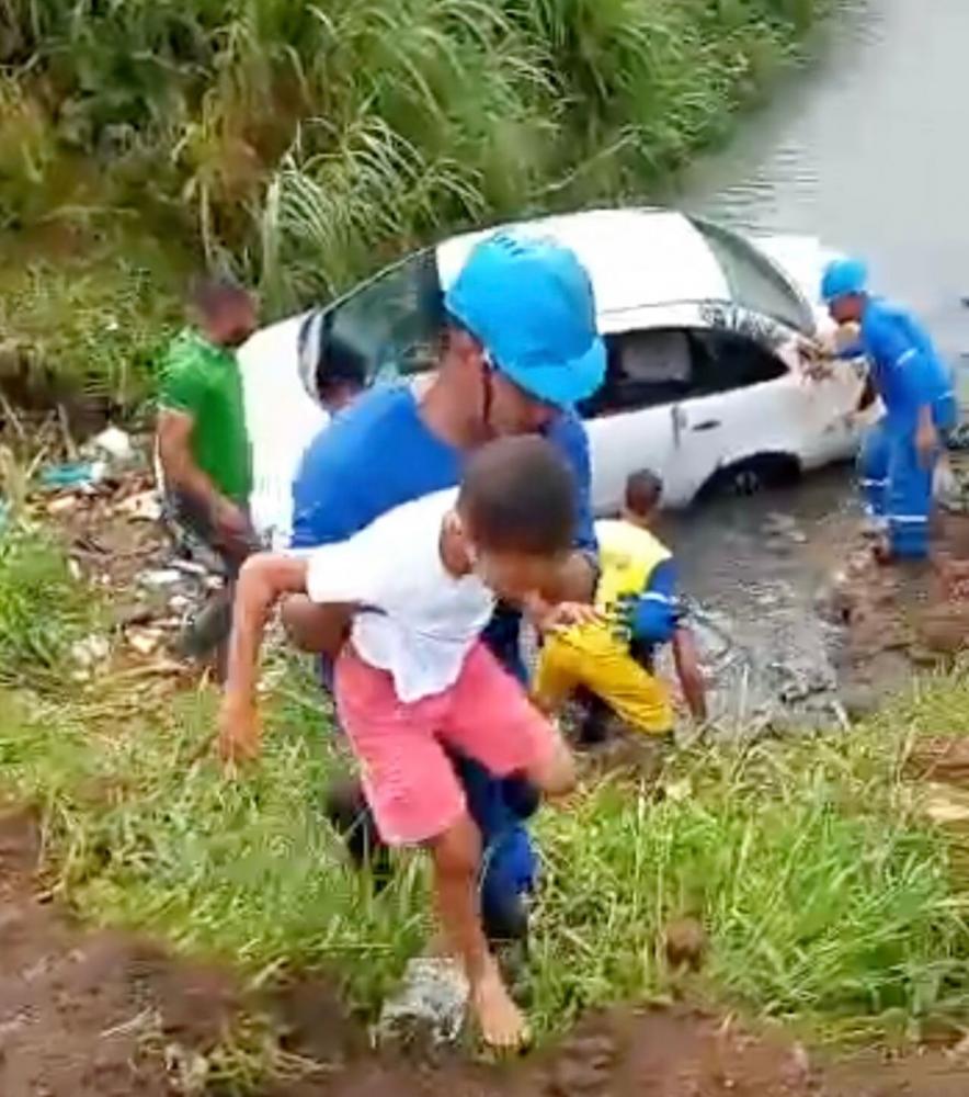 Carro cai em córrego e trabalhadores da Embasa resgatam 6 pessoas em Coutos no Subúrbio Ferroviário