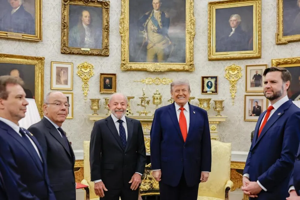 [Delegação brasileira na Casa Branca com Trump] © Getty Images 
