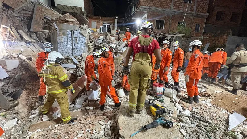 Moradores ouviram gritos debaixo dos escombros, levando bombeiros a utilizar cães farejadores | - Divulgação Divulgação/CBM-BA