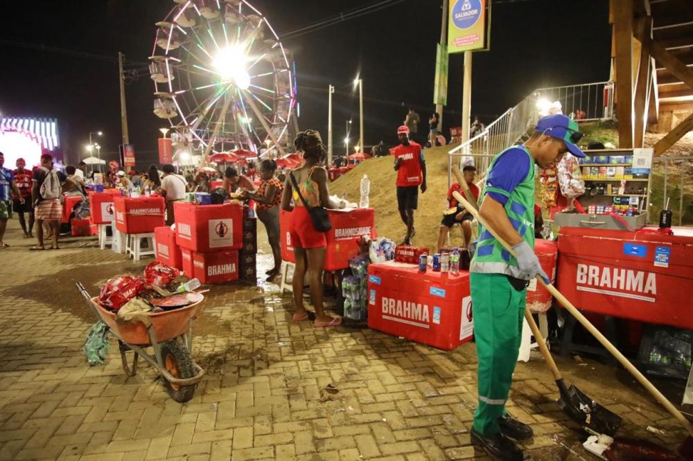 Trinta toneladas de lixo são recolhidas pela Limpurb na primeira noite do Festival Virada Salvador