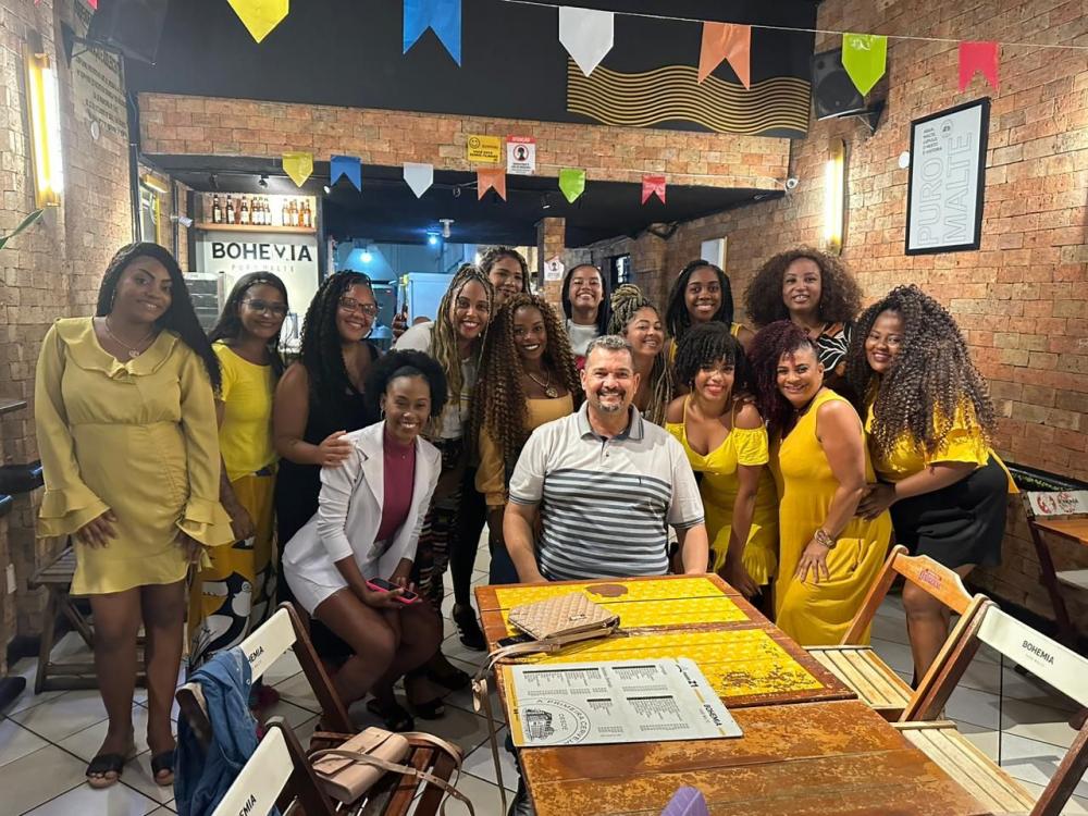 Gordinho da Favela participa de encontro de trancistas em celebração ao dia da profissão 