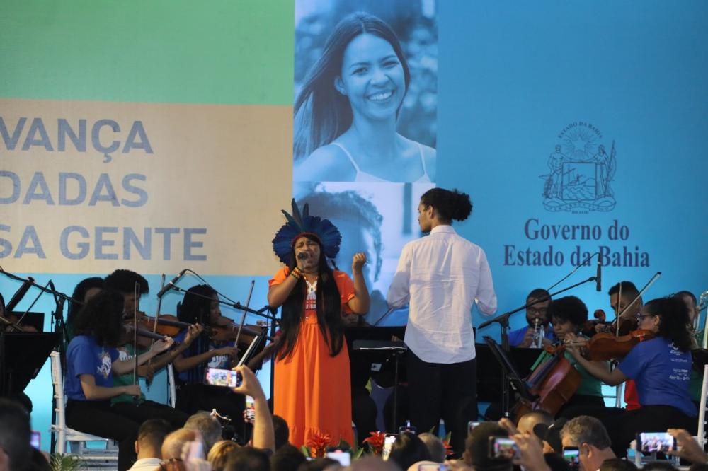 Hino cantado por indígena Pataxó e participações de Armadinho, Neojibá e Gerônimo levam emoção à transmissão de cargo de Rui para Jerônimo