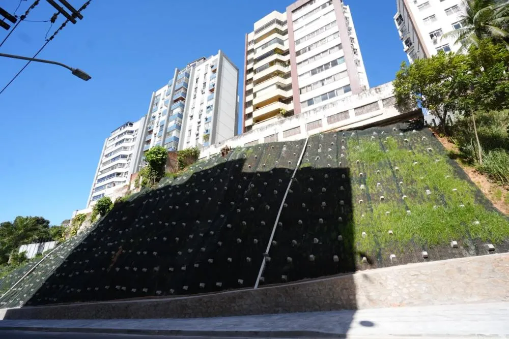 Prefs entrega contenção na Ladeira da Cruz da Redenção e chega a 608 encostas protegidas