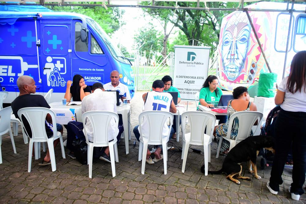 Feira de serviços leva atendimentos sociais e em saúde ao Largo de Roma 