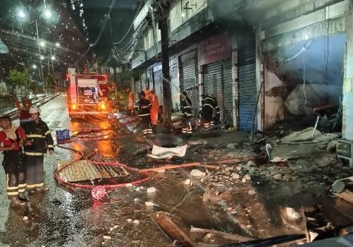 Avenida Suburbana está com trânsito lento após incêndio em loja de auto peças 