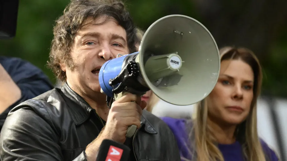 Presidente Milei assina decreto para expulsar estrangeiro que atacar argentinos