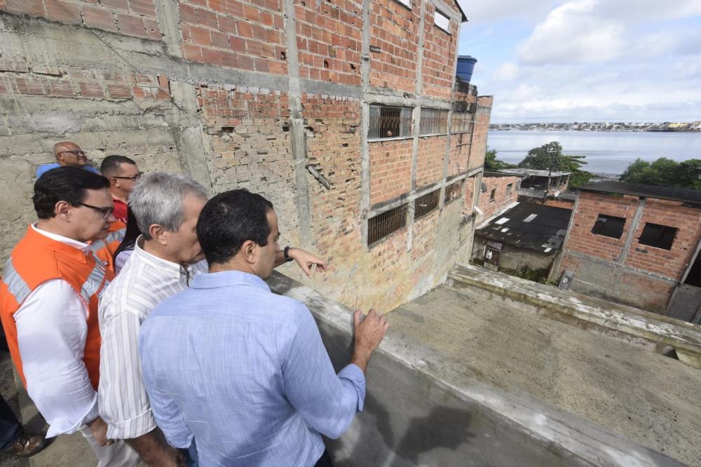Prefeitura beneficia mais de 100 famílias com entrega de contenção de encosta no Lobato